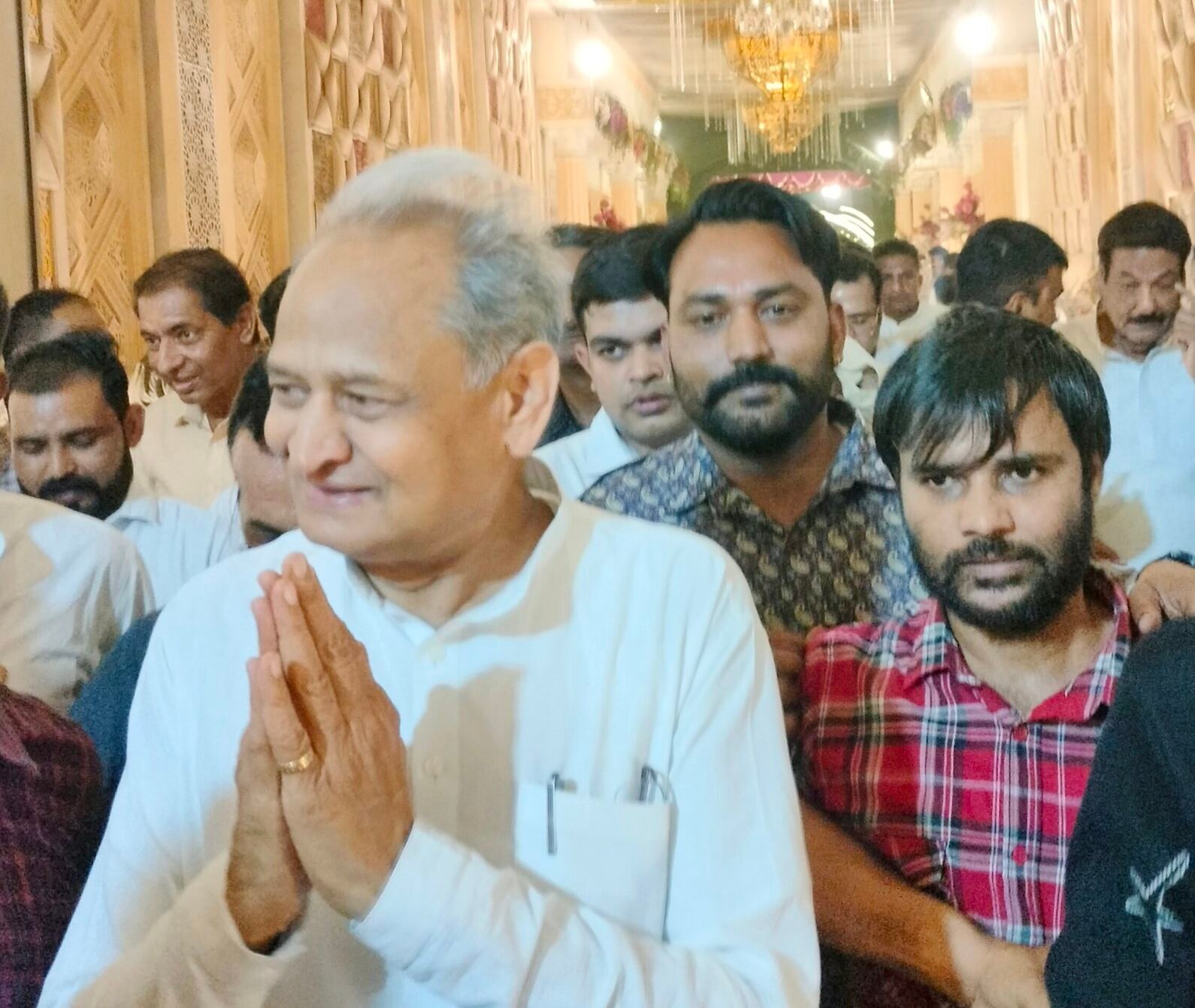 Satish Poonia: सियासत में संबंधों की प्रभावी मिसाल बन गया महीप पूनिया का विवाह समारोह 3 Ashok Gehlot Poonia Marriage Prime Time Bharat 2 e1745898580518