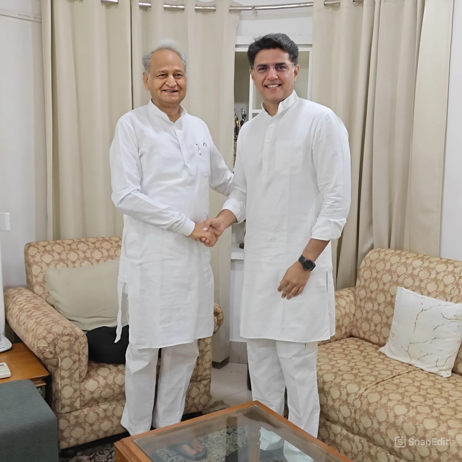 Rajasthan Politics: ...आखिर उड़ान के लिए पायलट को विमान रन-वे पर लाना ही पड़ा? 3 Ashok Gehlot Sachin Pilot Meeting Prime Time Bharat 07062025 1