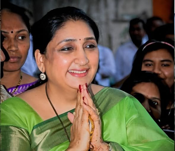 Sunetra Pawar: पवार के पॉवर में सुनेत्रा..., सिंहासन सम्हाला और सियासत के साथ विरासत भी 2 Sunetra Pawar MP Prime Time Bharat