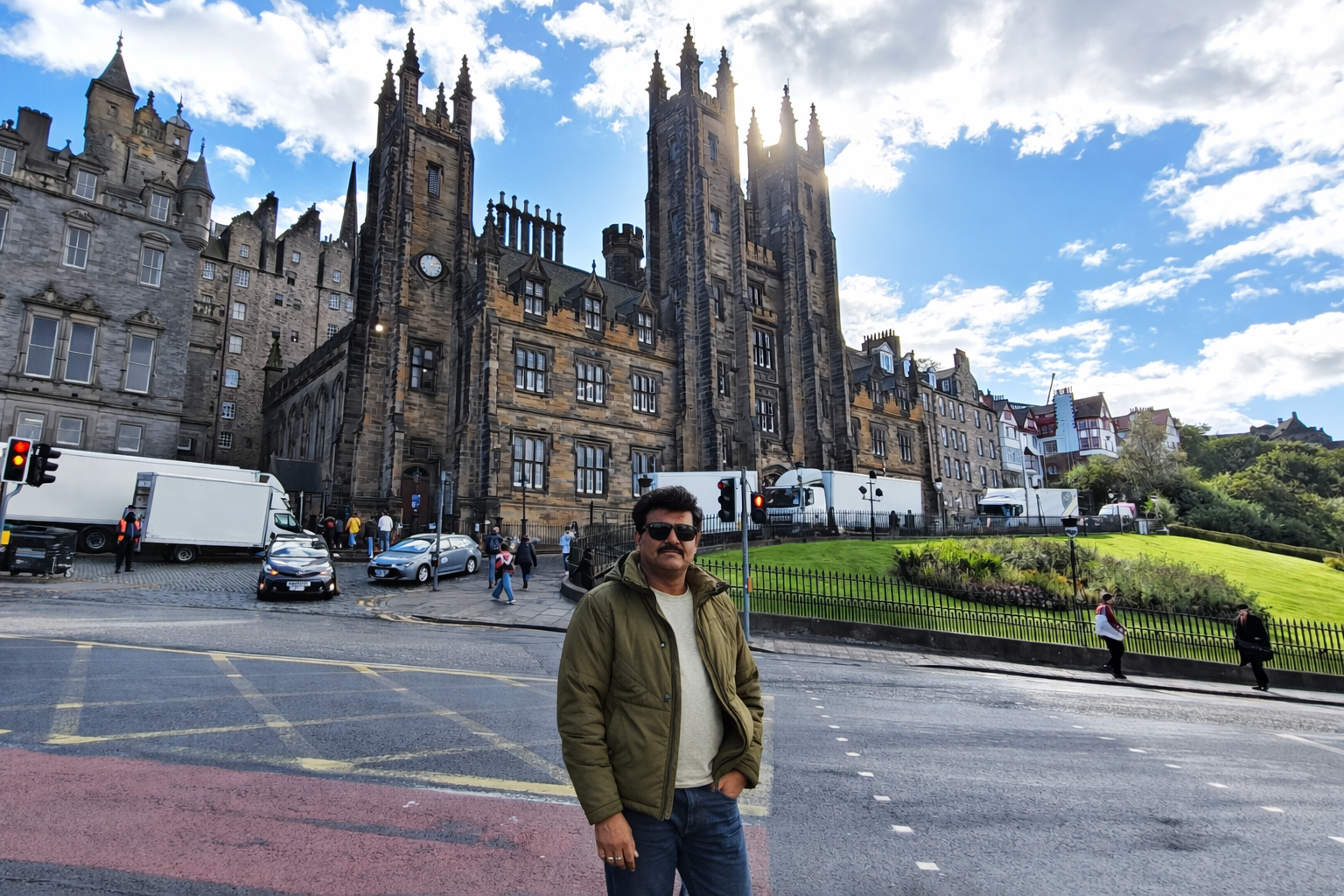 Edinburgh: एडिनबर्ग... एक शहर जो चुपचाप यादों में समा जाता है! 2 Niranjan Parihar University of Edinburghs historic backdrop